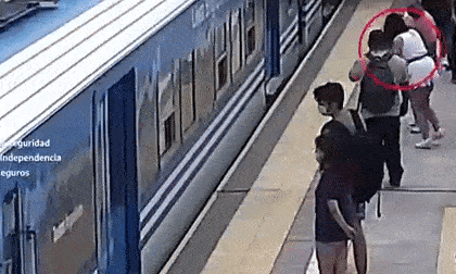 Loạng choạng ngã xuống đường ray đúng lúc tàu đang chạy, cô gái gặp cái kết quá khó tin