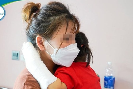 Bé gái ngừng tim, hoại tử bàn tay vì nghịch sạc điện thoại