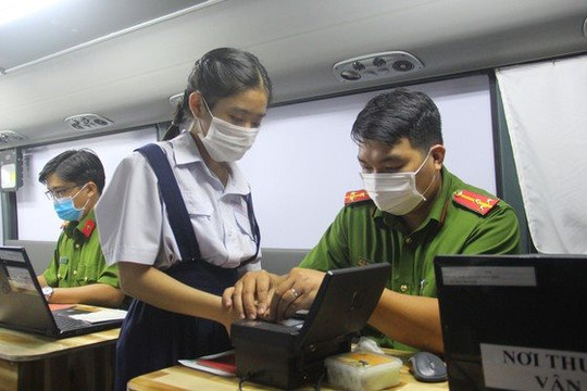 TPHCM: Cấp CCCD gắn chip điện tử cho học sinh dự thi THCS và THPT