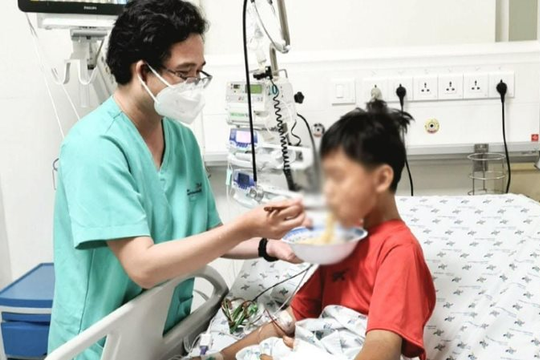 Bé trai hoại tử bàn tay sau 6 ngày bị rắn cắn
