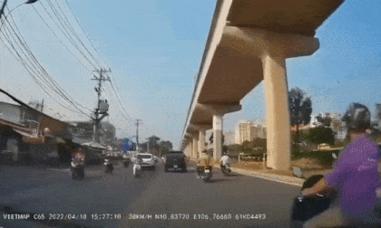 Tạt đầu ô tô bị đâm ngã, người đàn ông lái xe máy lồm cồm bò dậy buông lời đầy thách thức