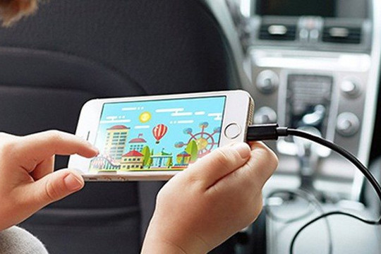 Bé 29 tháng tuổi ngừng tim, cháy đen bàn tay vì rút điện thoại để chơi khi đang sạc pin