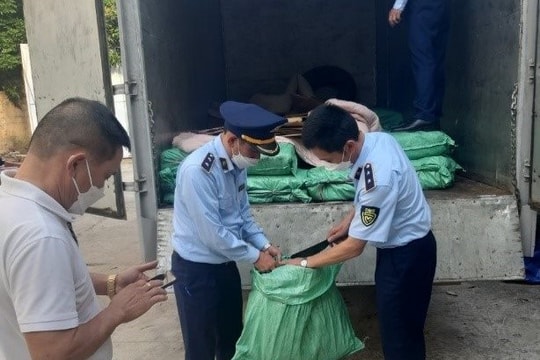 Thu giữ 2.5 tấn chân gà rút xương bốc mùi hôi thối