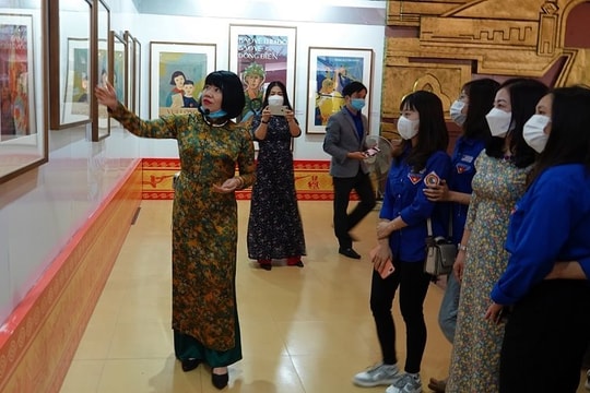 Triển lãm tranh cổ động “Tuổi xanh nhịp bước theo chân Bác” tại Quảng Bình