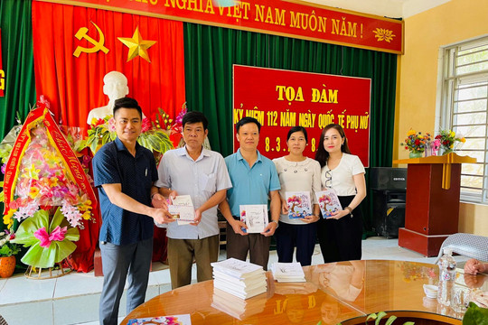 Trao kinh phí sửa bàn ghế và sách cho trường Tiểu học Yên Khương, Yên Nhân