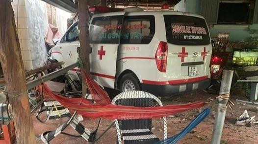 Xe cứu thương lao sập nhà dân, một người gục tại chỗ