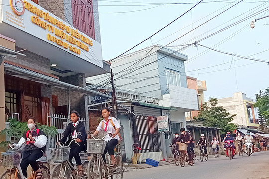Trung tâm Pháp lý Miền Trung: Vượt biển mang pháp luật đến với người dân huyện đảo