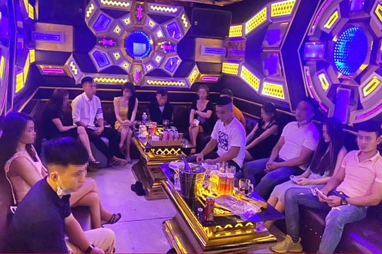 Tàn tiệc cưới, hơn chục nam nữ vào quán karaoke “bay lắc” 