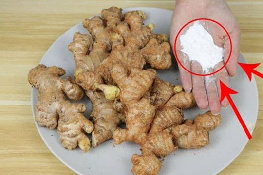 Hóa ra bảo quản gừng đơn giản như vậy, chỉ cần rắc một nắm baking soda lên là gừng có thể giữ được cả năm mà không bị héo và nảy mầm