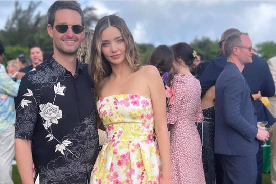 Miranda Kerr và chồng tỷ phú trẻ giật spotlight của nhân vật chính khi diện đồ nổi bần bật đi dự đám cưới