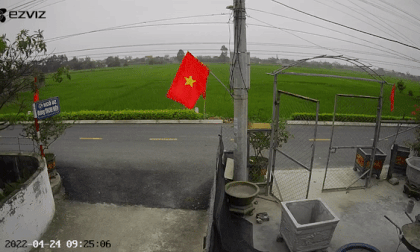 Lao từ trong ngõ ra đường lớn, bé trai đi xe đạp bị ô tô tải tông văng cả chục mét