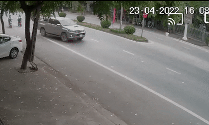 Bất ngờ rẽ trái, xe bán tải gây họa cho nam sinh chạy xe đạp điện