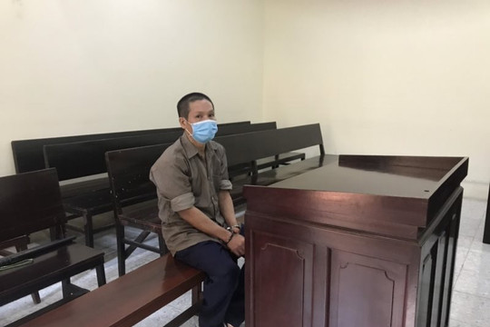 Dùng xăng tưới lên đầu vợ cũ định đốt chết vì đòi chia tiền bán nhà