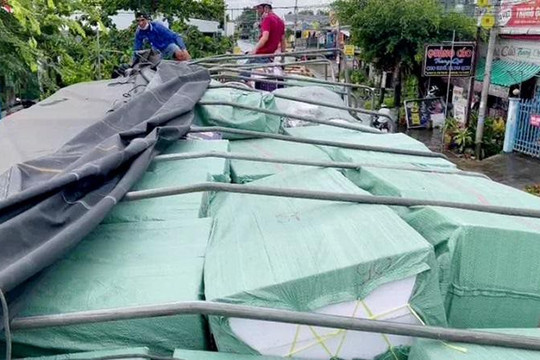 An Giang: Liên tiếp phát hiện 2 xe tải chở hóa chất, hàng hóa không rõ nguồn gốc