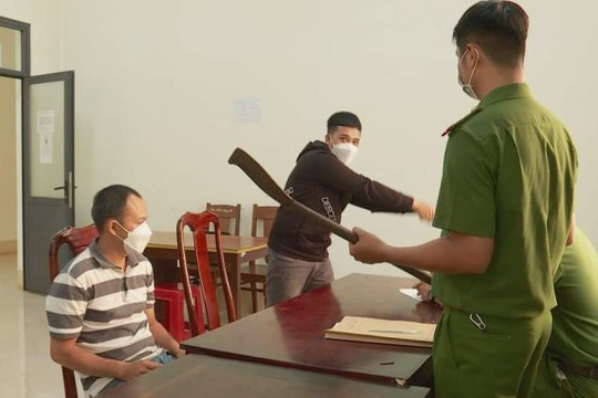 Va chạm giao thông, hai cha con chém người phải nhập viện 