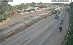 Xe ba gác cồng kềnh mất lái đâm thẳng ô tô tải, tài xế nằm bất động