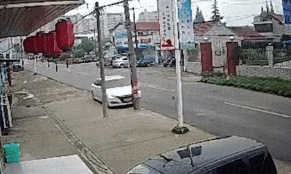 Ô tô biến dạng sau cú tông kinh hoàng vào cột điện