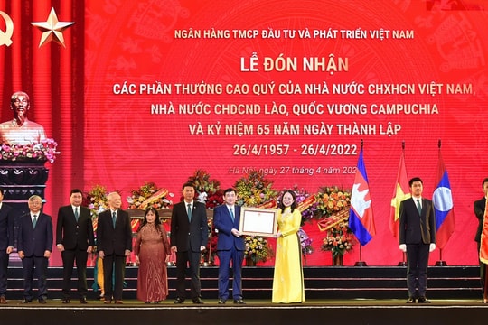 BIDV tổ chức trọng thể Lễ đón nhận phần thưởng ﻿﻿và kỷ niệm 65 năm ngày thành lập