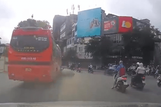 Hà Nội: Va chạm với xe 45 chỗ, người phụ nữ đi xe máy tử vong 