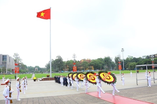 Lãnh đạo Đảng, Nhà nước vào Lăng viếng Chủ tịch Hồ Chí Minh, tưởng niệm các Anh hùng liệt sỹ