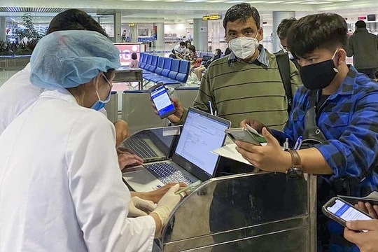 Việt Nam dừng khai báo y tế với người nhập cảnh