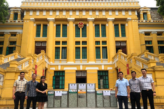 Trao tặng 25 thùng phân loại rác 3 ngăn cho Đoàn Thanh niên Học viện Tòa án