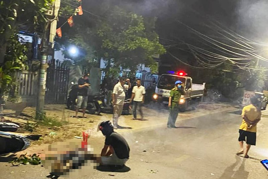 Tông vào cây xanh bên đường, 2 thanh niên thương vong
