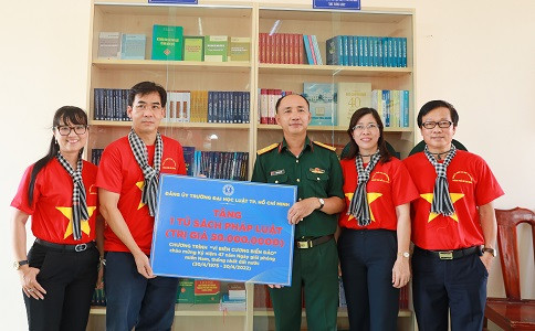Trường Đại học Luật TP. HCM: Trao tặng tủ sách pháp luật cho Ban Chỉ huy Quân sự huyện Cần Giờ