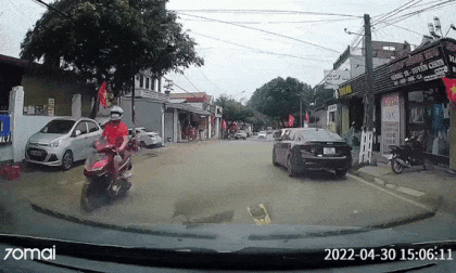 Bé trai bất ngờ lao vụt qua trước mũi ô tô, tài xế hét lên đầy kinh hãi