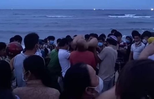 Ba người đi tắm biển bị đuối nước, tìm thấy thi thể 2 anh em ruột
