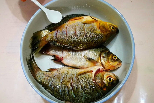 'Kẻ thù không đội trời chung' của tanh đó chính là hành và gừng, thêm một chút thứ này khi nấu cá, cá chín mềm và không còn mùi tanh!