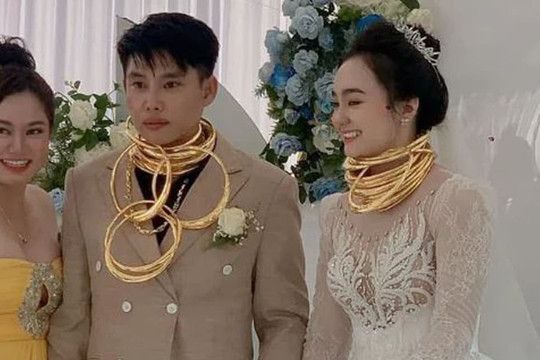 Đeo vàng 'trĩu cổ' trong ngày cưới, chú rể bị hạ đường huyết phải nhờ bạn đo huyết áp ngay tại hôn trường