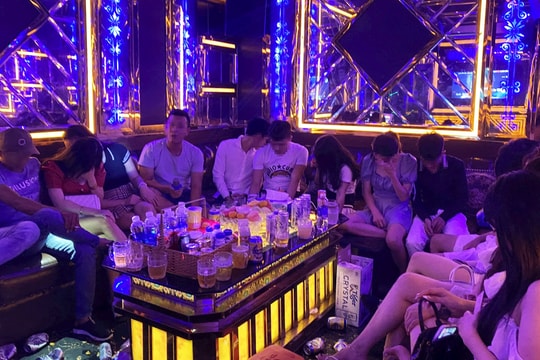 Hàng chục nam nữ “phê” ma túy trong quán karaoke lúc rạng sáng
