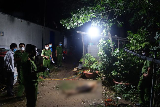An Giang: Bắt kẻ đuổi chém mẹ, dùng kéo đâm anh ruột tử vong