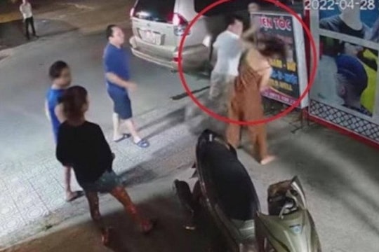 Tạm đình chỉ Phó Trưởng Công an phường có hành vi tát phụ nữ 