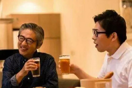 Kỹ năng giao tiếp cho người mới đến nơi làm việc để tham gia các bữa tiệc cùng lãnh đạo