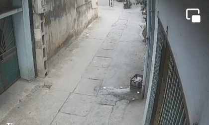 Bất ngờ lao ra ngõ, cháu bé bị xe máy tông văng, nằm bất động bên vỉa hè