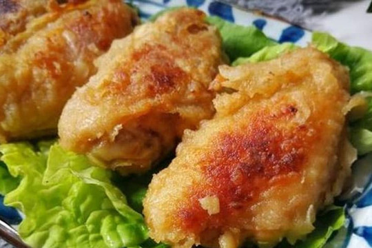 Nếu không có trứng hoặc vụn bánh mì, bạn vẫn có thể chiên cánh gà giòn bên ngoài và mềm bên trong theo công thức đặc biệt này