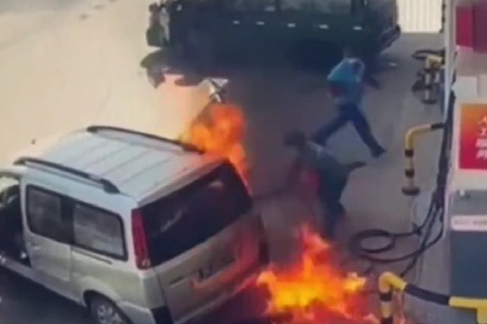 Ô tô đang đổ xăng bất ngờ bốc cháy ngùn ngụt