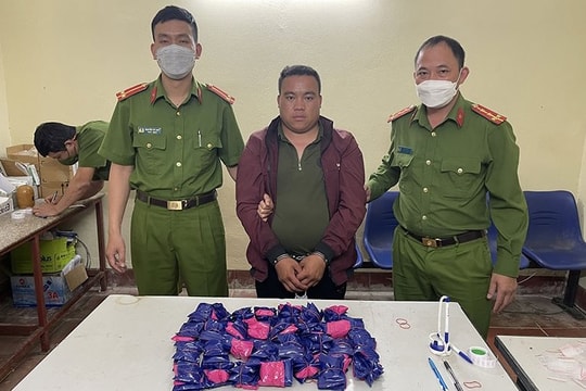 Bắt giữ đối tượng mua bán trái phép 30.000 viên ma tuý tổng hợp