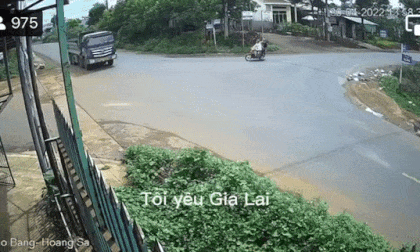Xe máy nát bét sau cú tông ô tô tải ở ngã tư, hiện trường vụ tai nạn gây ám ảnh