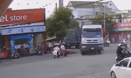 Dừng xe trúng điểm mù ô tô tải, hai thiếu nữ suýt phải trả giá bằng cả tính mạng
