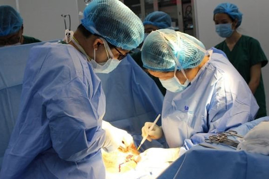 60 phút mổ cấp cứu lấy thai cho sản phụ nhau tiền đạo, nhau cài răng lược nguy hiểm