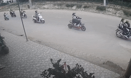 Học sinh lái xe điện bất ngờ ngã ra giữa đường, khoảnh khắc 3 giây sau đó khiến tất cả rùng mình