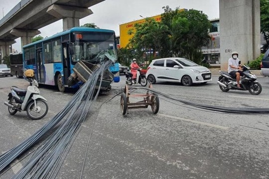 Hà Nội: Xe tự chế chở sắt chạy ngược chiều đâm xuyên xe buýt