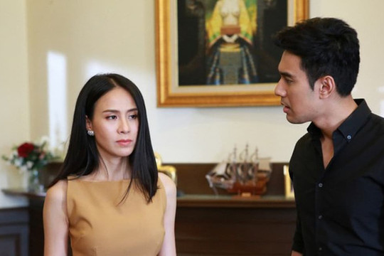 Cả nhóm đang tán dương cô bạn số sướng, lấy được chồng đại gia đi xe sang thì bất ngờ một người đàn ông lao đến quát nạt cô ấy