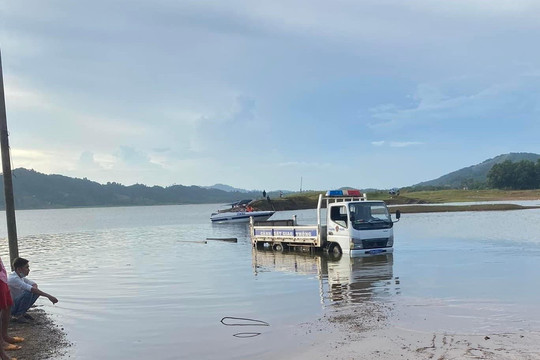 Lật thuyền ở Đồng Nai, nhiều người rơi xuống hồ