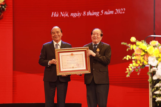 Chủ tịch nước Nguyễn Xuân Phúc trao Huân chương Độc lập hạng Nhì cho nhà thơ Hữu Thỉnh
