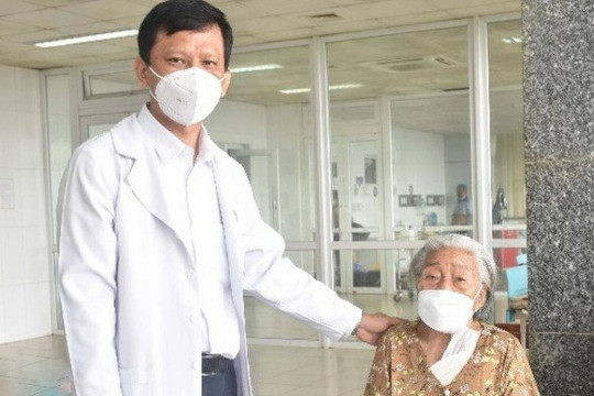 Đặt máy tạo nhịp tim vĩnh viễn cứu cụ bà hơn 100 tuổi nhiều bệnh nền