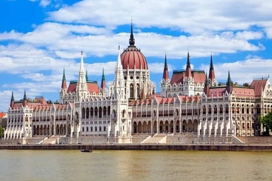 Tổ chức triển lãm ảnh “Tòa nhà Quốc hội Hungary”